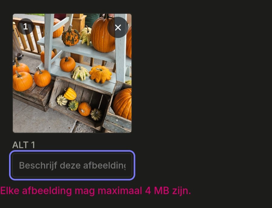 Bij de natuurboerderij zijn pompoenen tekoop. Uitgestald in kistjes staan allerlei soorten sier pompoen met en zonder pukkels. Grote gladde oranje of ribbelige gele witte groene. Ik kocht er een om te eten. Traybake pompoen vanavond