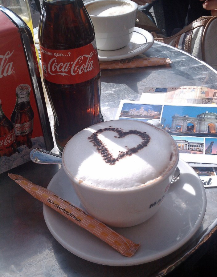 Kop zwarte koffie op een schoteltje